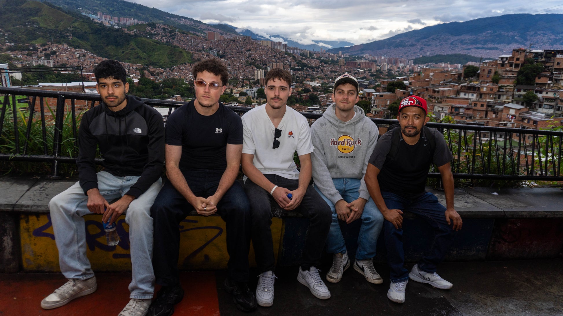 Tour Experencial Comuna 13 Ezencial + Teje tu propio souvenir