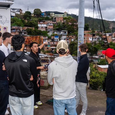 Tour Experencial Comuna 13 Ezencial + Teje tu propio souvenir