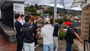 Tour Experencial Comuna 13 Ezencial + Teje tu propio souvenir