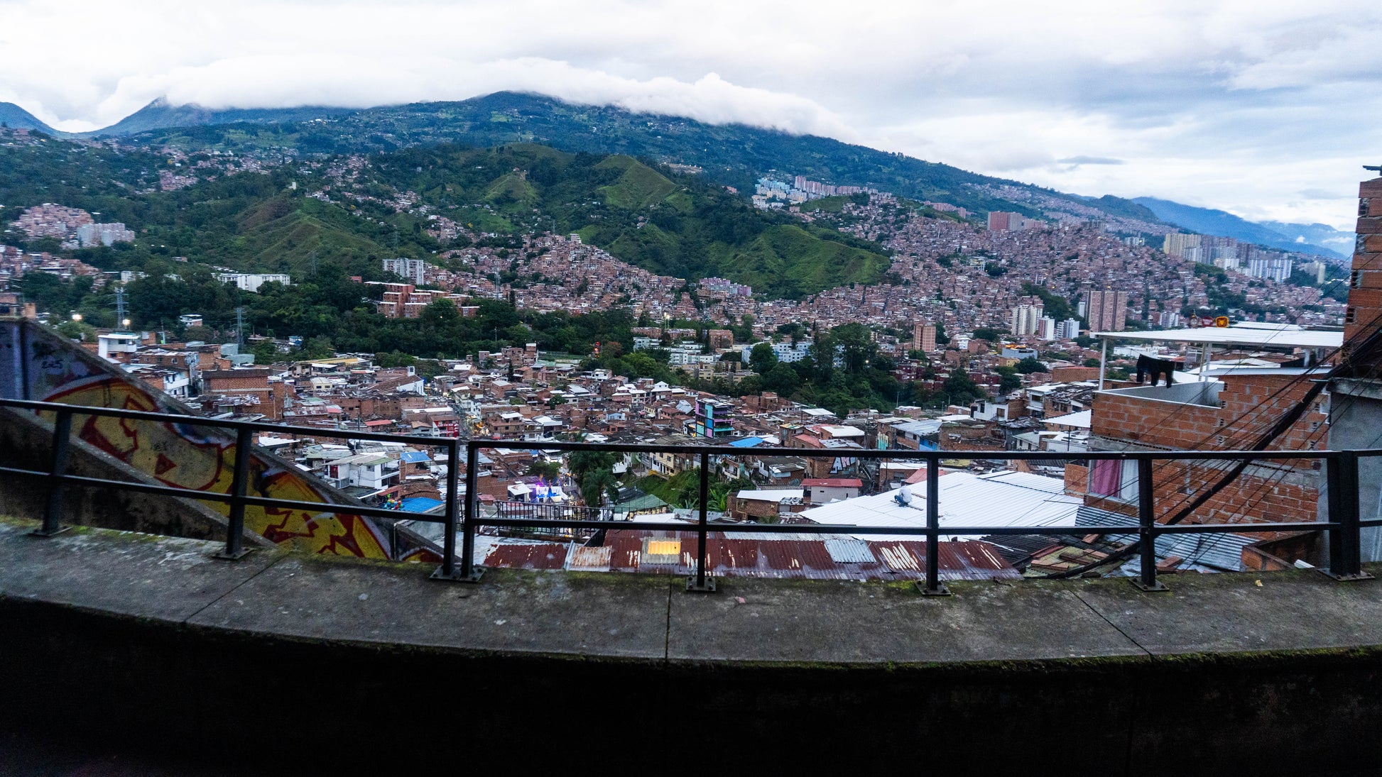 Tour Experencial Comuna 13 Ezencial + Teje tu propio souvenir