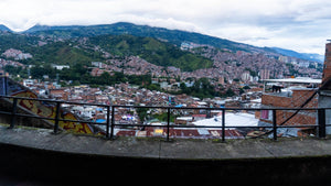 Tour Experencial Comuna 13 Ezencial + Teje tu propio souvenir