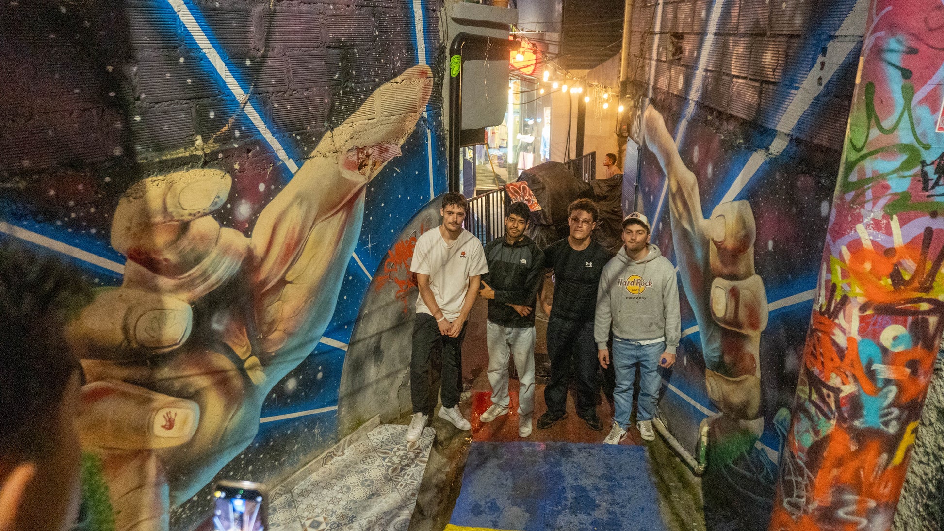 Tour Experencial Comuna 13 Ezencial + Teje tu propio souvenir