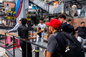 Tour Experencial Comuna 13 Ezencial + Teje tu propio souvenir