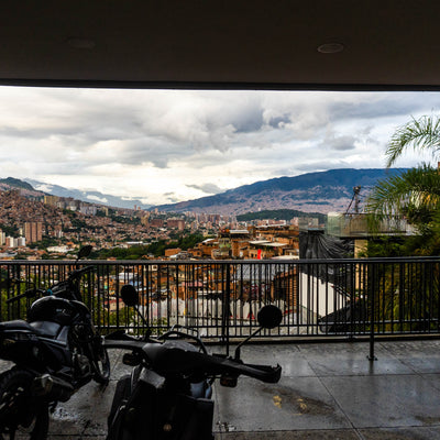 Tour Experencial Comuna 13 Ezencial + Teje tu propio souvenir