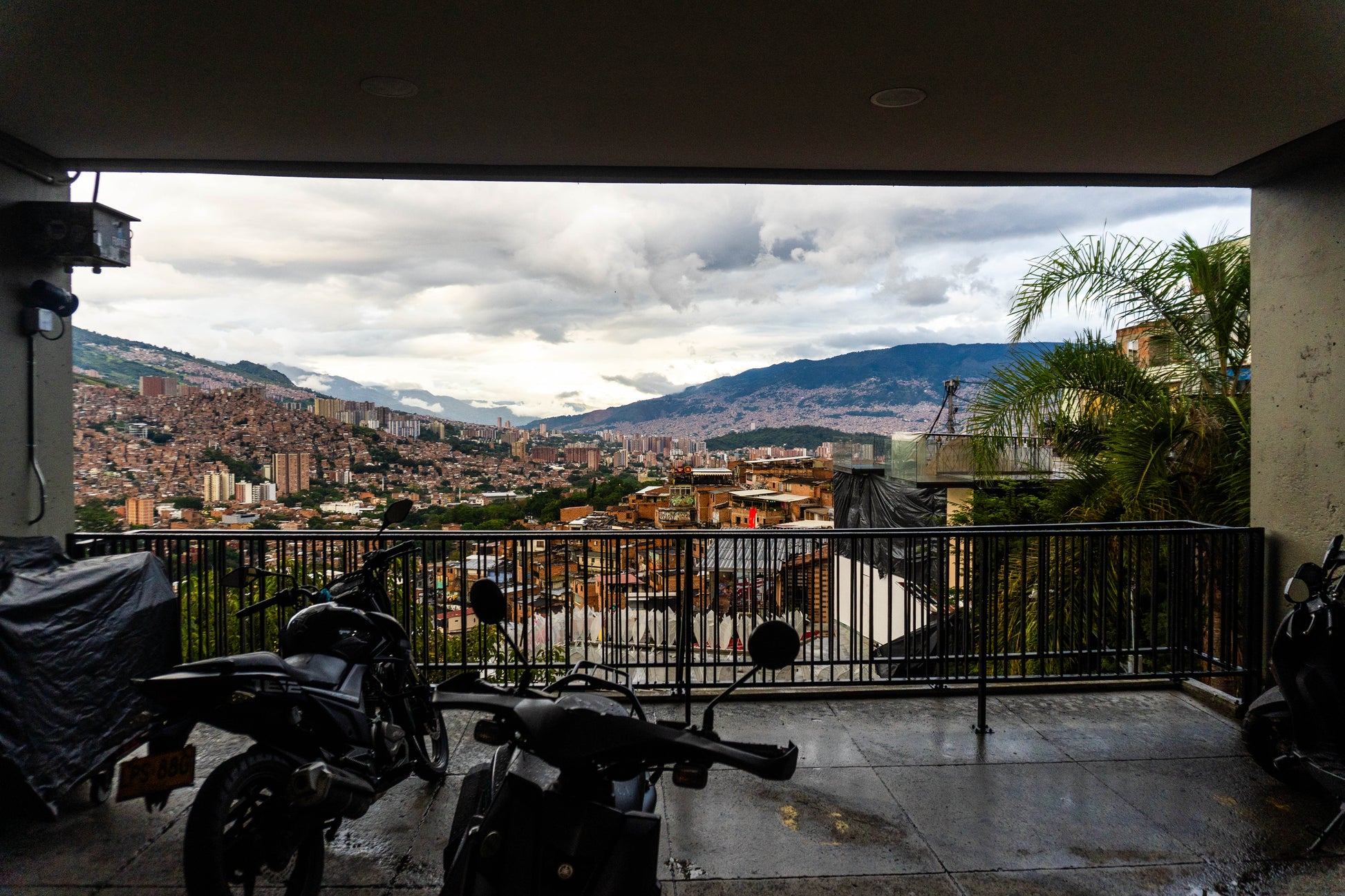 Tour Experencial Comuna 13 Ezencial + Teje tu propio souvenir