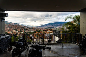 Tour Experencial Comuna 13 Ezencial + Teje tu propio souvenir